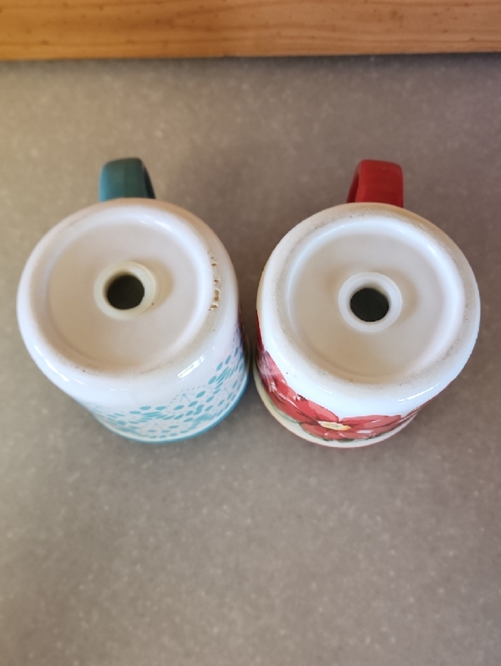 The Pioneer Woman, Ceramic Red Floral and Teal Pattern Salt & Pepper Shakers. - Picture 6 of 13